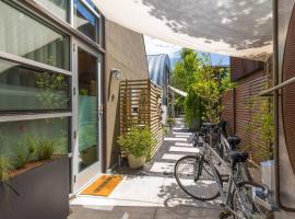 The Grainery: Luminous Quonset Luxury by Cafecito, Hotel in Santa Fe