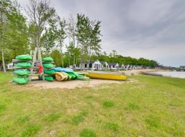 Lake Huron Access! Cabin 1 on Les Cheneaux Islands, hotel u gradu Cedarville