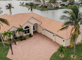 CasaSuLago - Shamrock Lakes vacation home, hotel en Cabo Coral