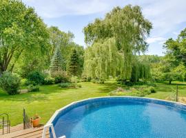 7 Mi to Eldorado Marsh Family Home with Pool, hotel v destinaci Van Dyne