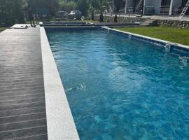 На березі річки, hotel con alberca en Synevyr