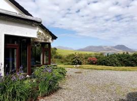 Tievemore - Connemara Bayfront Retreat, beach hotel in Moyard