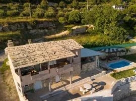 House with pool Gabi