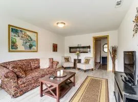 9 Acres, Pick Your Own Apples Cabin in Arlington!