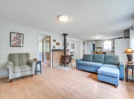 16 Mi to Clear Lake State Park Secluded Cabin, hotel a Atlanta