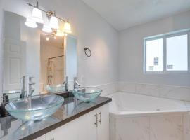 Close to Las Olas Beach and Airport Home with Yard!, ξενοδοχείο σε Fort Lauderdale