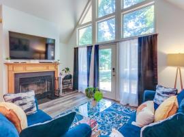 Golf and Hike Home with Resort Perks in Hedgesville, ξενοδοχείο σε Hedgesville
