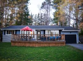 Santa's Village Muskoka Retreat - Waterfront Kayaks Hot Tub, hotel v destinaci Bracebridge