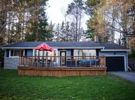 Santa's Village Muskoka Retreat - Waterfront Kayaks Hot Tub