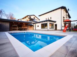 Family friendly house with a swimming pool Karlovac - 22371, hotel in Karlovac