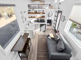 Tiny Home | Lewis Ranch 1, khách sạn ở Lindsay