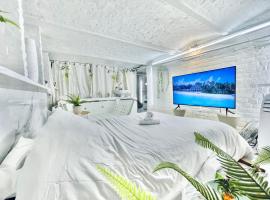 Spa privatif Balnéothérapie MYKONOS , 4 personnes Max, avec TV XXL - Espace intime, hotel v destinaci Tourcoing