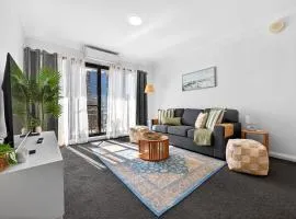 Stylish CBD Stay 2BR with Balcony & Wi-Fi