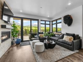 4-Season Modern Mountain Penthouse with Private Hot Tub & Scenic Views, villa em Silverthorne