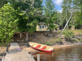 Cozy house in entire private Island Mocklen lake, hotel a Älmhult