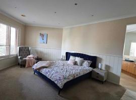 Spacious Serene Luxury Retreat, hotel v destinaci Narre Warren South
