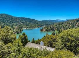 Best View of the Lake! Huge Deck!、Crestlineの駐車場付きホテル