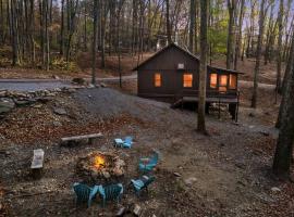 Spectacular Lofted Cabin with Screened Porch, BBQ, and Fire Pit in West Virginia, hotel di Harpers Ferry