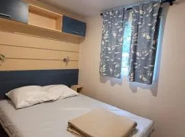 Mobil-home V 3 chambres, climatisé, cuisine équipée, TV & Wi-Fi