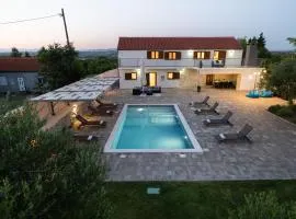 Villa Pietra- Modern rustic poolside oasis