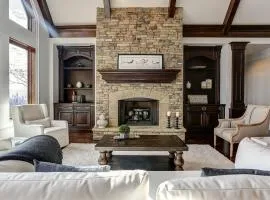 MountainView - Luxury VIEWS Pool Table Hot Tub Gourmet Kitchen