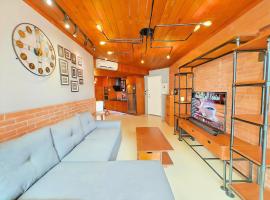 Stylish 3BR Rasuna Apt with Pool, Gym,Wi-Fi, Netflix, hotel i Jakarta