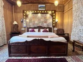 Showkat Houseboat Luxe Stays
