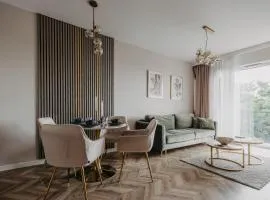 Balcony & Parking, Modern Elegant Apartment! Near Tram