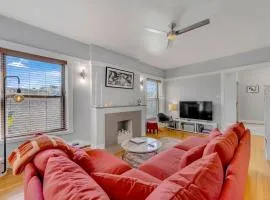 Steps to the Lakefront! This Uptown Beauty is Everything You Need for a Perfect Chicago Getaway condo