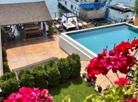 Mustaciosul Dunarii, hotel a Eşelniţa