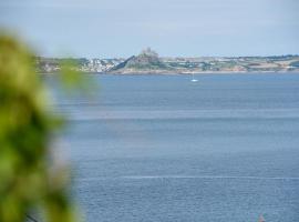 Stylish Retreat in Mousehole with Sea Views, hotel in Mousehole