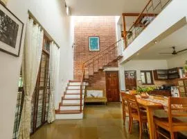 Kerala Style Villa by JadeCapsAC4BHKFishpond