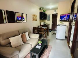 UNIT 1 2BR Apartment with Gated and Open Parking, hotel en Kewayon