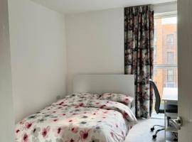 Cozy Modern Room In London, hotel v destinaci Hounslow