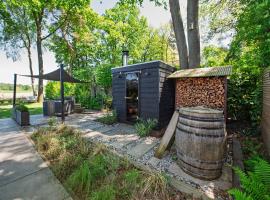 86, Bed & Outdoor Wellness - Sauna, Hottub, Icebath & Outdoor Shower included!, hotel v destinaci Oisterwijk