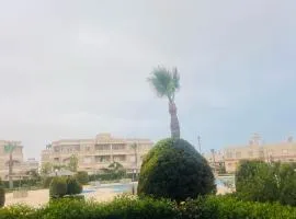 استمتع براحة تامة في شاليه أرضي بحديقة خاصة على المسبح