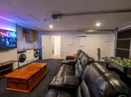 Brand New with Games Room Walking distance to shops