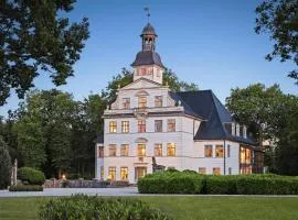 GUT KLETKAMP "Storchennest" - Ferienwohnung im Schlossturm mit 3 Schlafzimmern I Panorama-Turmzimmer mit Naturblick I Gemeinschaftsgarten I 15 Min zur Ostsee I Küche I Parkplatz I WLAN