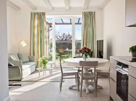 GUT KLETKAMP "Mühlenhof 2" - Ruhige Ferienwohnung mit 2 Schlafzimmern I Terrasse mit See- & Naturblick I Gemeinschaftsgarten I 15 Min zur Ostsee I Küche I Parkplatz I Waschmaschine I WLAN
