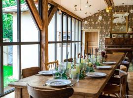 Country Villa With Indoor Pool In Beaujolais, hotel in Romanèche-Thorins