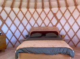 La Yourte contemporaine de M, gl&agrave;mping a Saint-Pierre-Eynac