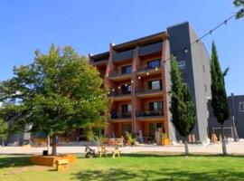 Factor Development, hotel v destinaci Bazalet'i