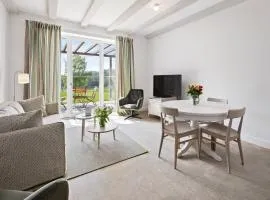 GUT KLETKAMP "Mühlenhof 3" - Ruhige Ferienwohnung mit 2 Schlafzimmern I Terrasse mit See- & Naturblick I Gemeinschaftsgarten I 15 Min zur Ostsee I Küche I Parkplatz I Waschmaschine I WLAN