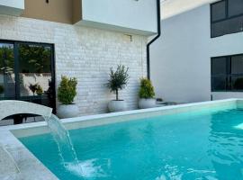 POOL RESORT- Vila Lena lux apartmani 7 i 8, hotel a Vrdnik