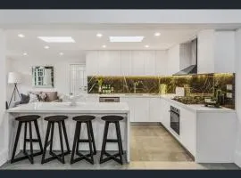 Spacious 5BD Garden House in Hornsby close 2 train