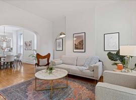 Newly Updated Vintage 6 Bedroom Single Family Home home, villa in Chicago