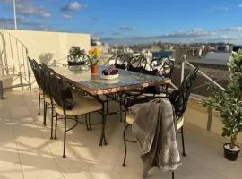 Sliema Cozy Townhouse with Rooftop View, Prime Spot