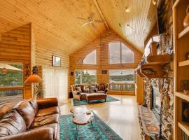 Decks & Views: Spacious Cabin Near Table Rock Lake, Hotel in Shell Knob