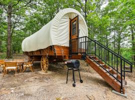Covered Wagon Vacation Rental in Broken Bow!, hotel v destinaci Broken Bow