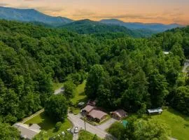 2 Mi to Dtwn Spacious Gatlinburg Home with Hot Tub!
